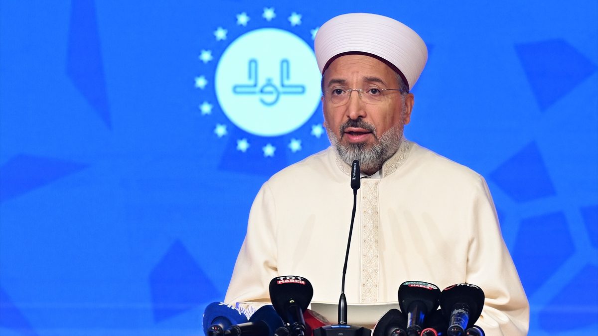 Diyanet İşleri Başkanı Safi Arpaguş, camilerin barışta gönülleri ihya ettiğini,