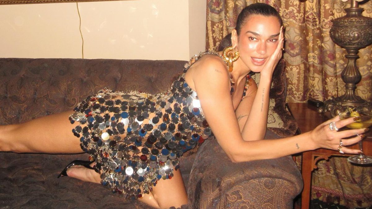 Işıltılı elbisesiyle cesur pozlar veren Dua Lipa, yine gündem olmayı