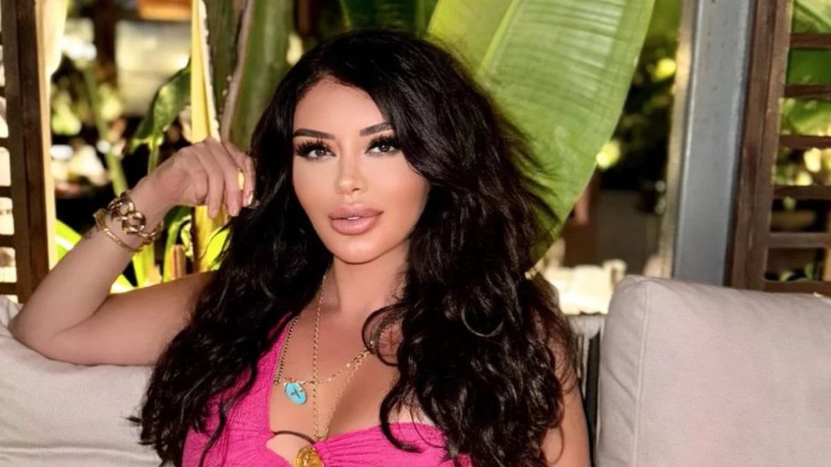 Avukatlığa dönen şarkıcı Ebru Polat, adliyeden fotoğraflar yayınlamıştı. Şarkıcı kombinine