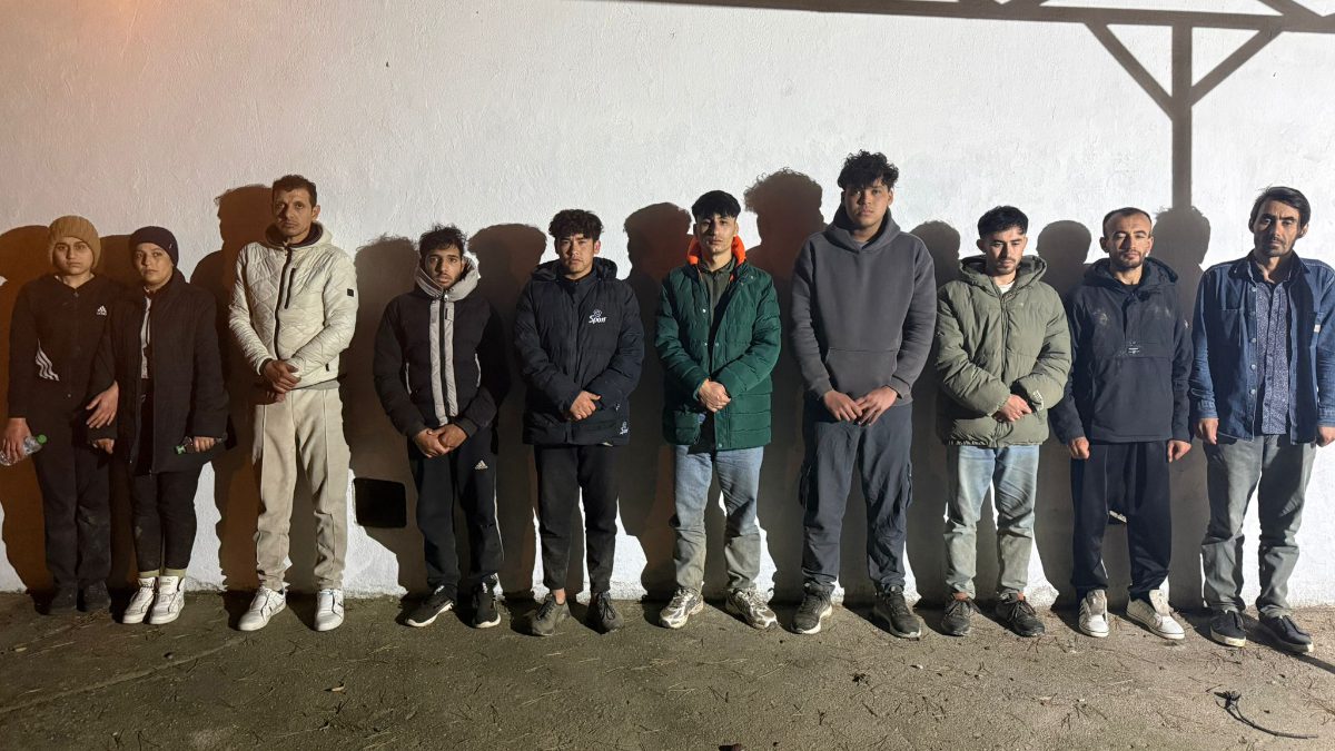 Edirne'nin Uzunköprü ilçesinde Avrupa ülkelerine gitmeye çalışan 17 kaçak göçmen