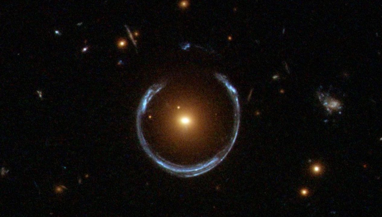 10 milyar ışık yılı uzaklıktaki Einstein halkasında gizlenen karanlık yapı,