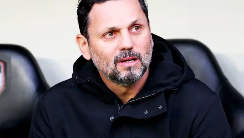Antalyaspor'da teknik direktörlüğe getirilen Erol Bulut resmi imzayı atarak mesaiye