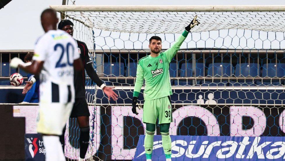 Beşiktaş'ın kalecisi Ersin Destanoğlu, siyah-beyazlı formayla 100. maçına çıkacak.