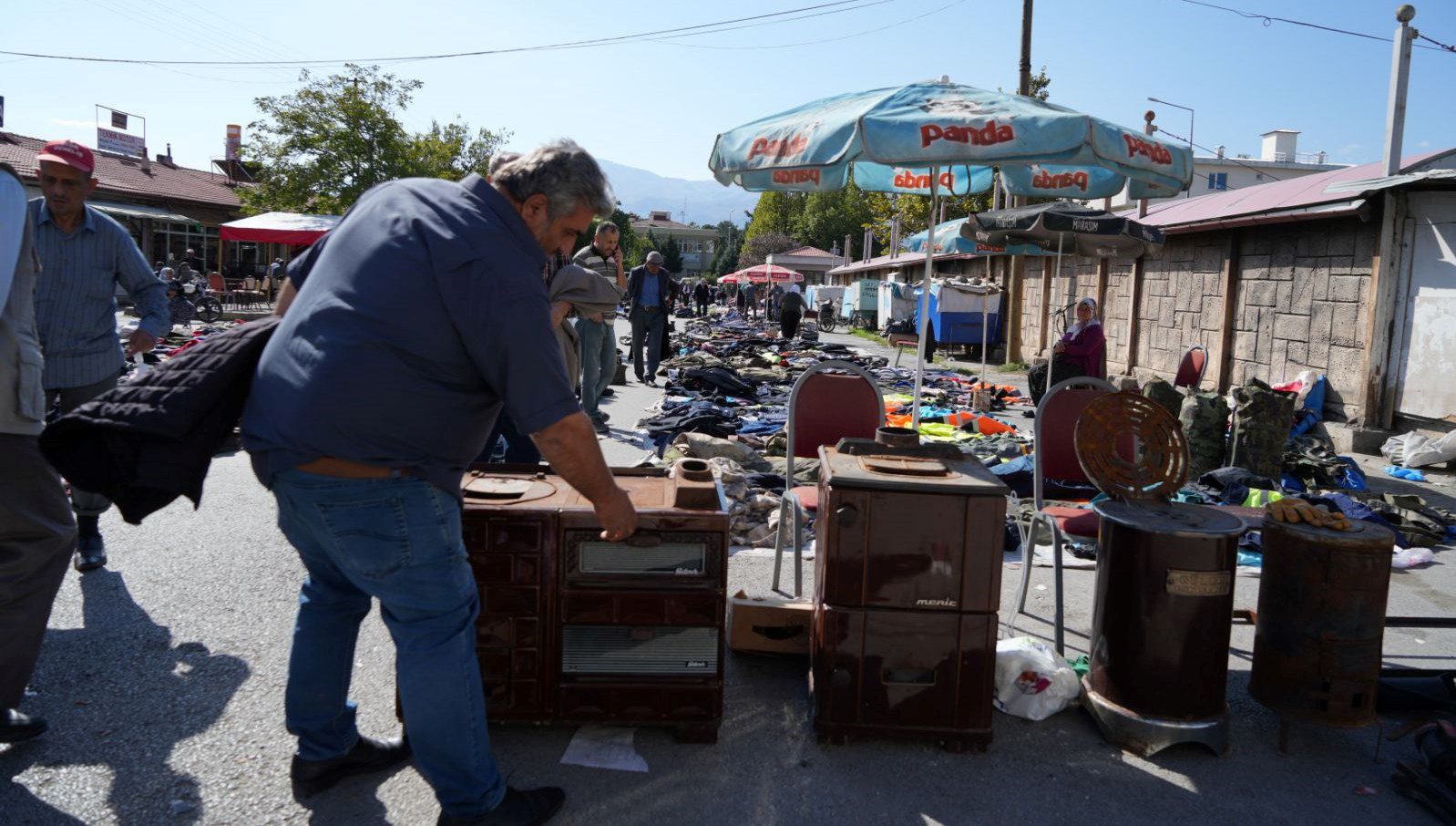 Havaların soğuduğu Erzincan’da ikinci el sobalar, pazarda yerini aldı.