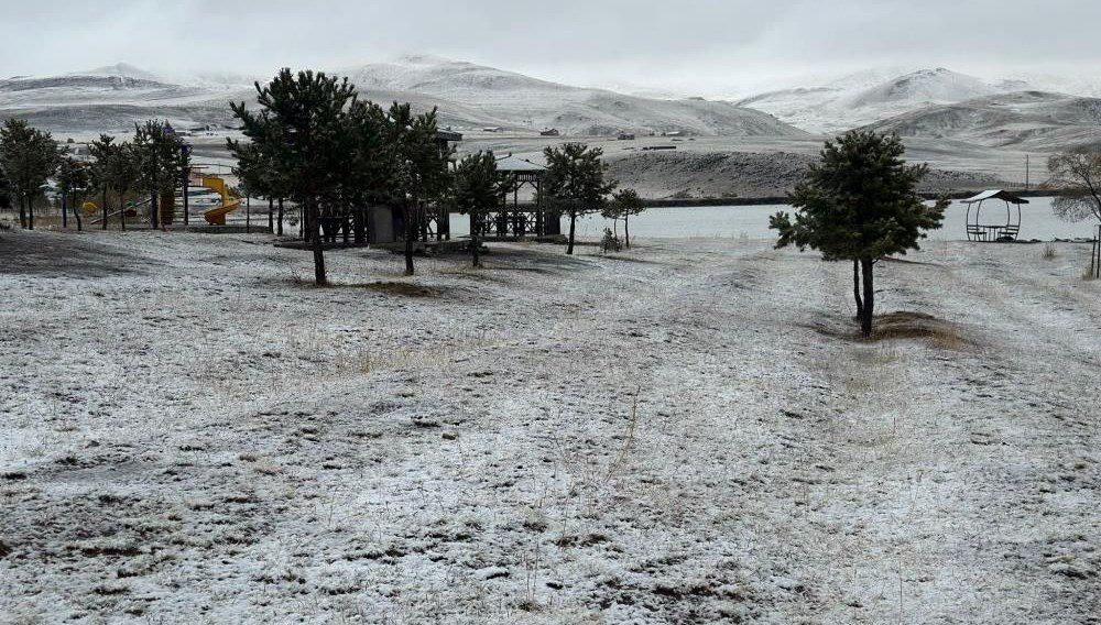 Erzurum'un Karayazı ilçesi yeni güne kar yağışıyla başladı.
