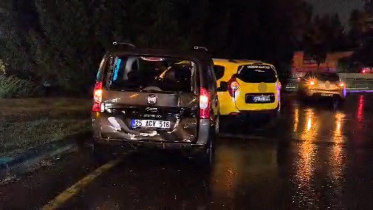Erzurum Üniversite Kavşağı'nda yağışlı hava nedeniyle kayganlaşan yolda zincirleme trafik