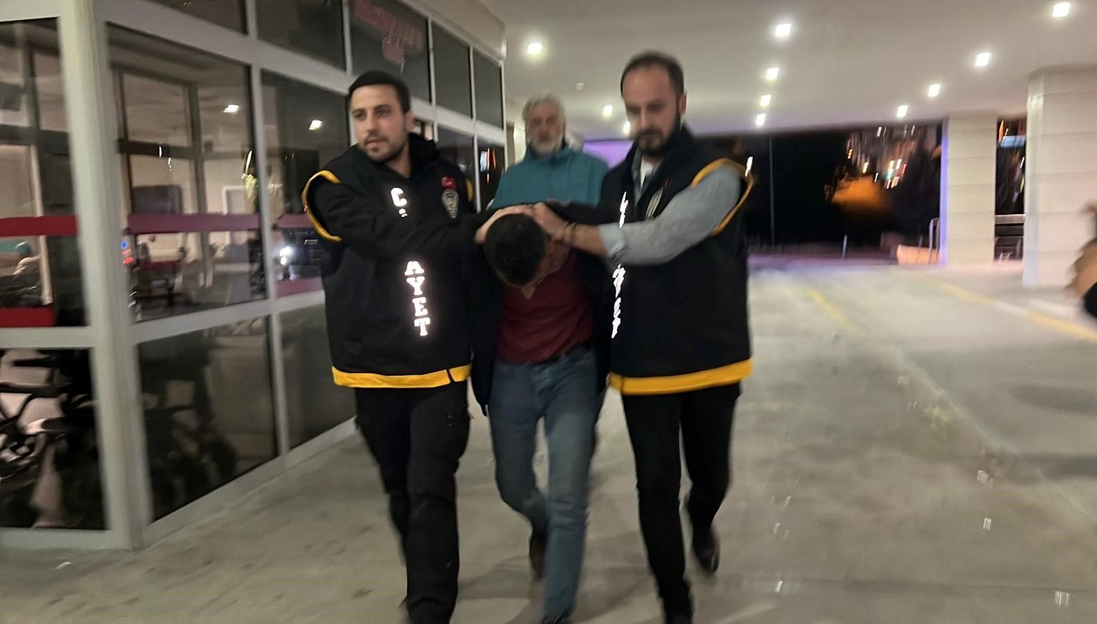 Manisa'da akaryakıt istasyonunda eski eşini kucağındaki bebeğe aldırmadan defalarca  bıçaklayayan şahıs, ormanlık
