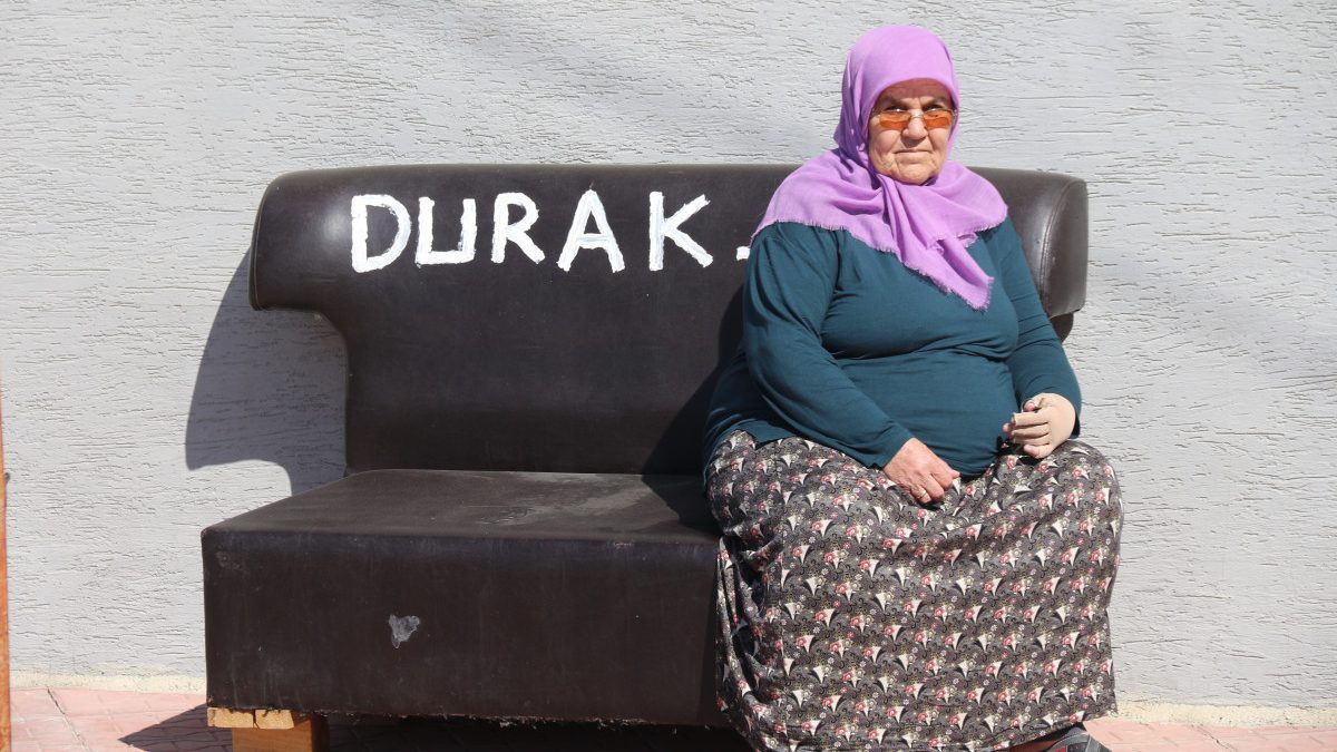 Tepebaşı ilçesinde belediyenin oturacak yer yapmadığı otobüs duraklarına vatandaş evinden