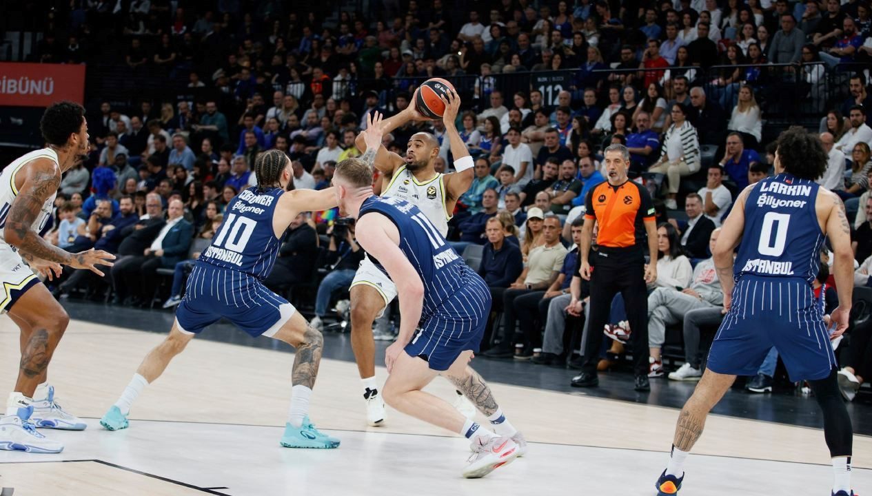 Euroleague'in 6. haftasında Fenerbahçe Beko, Anadolu Efes'i deplasmanda 79-69 mağlup