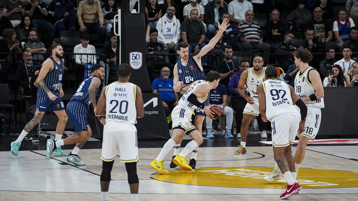 EuroLeague'in 6. haftasındaki Türk derbisinde Fenerbahçe, deplasmanda Anadolu Efes'i 79-69