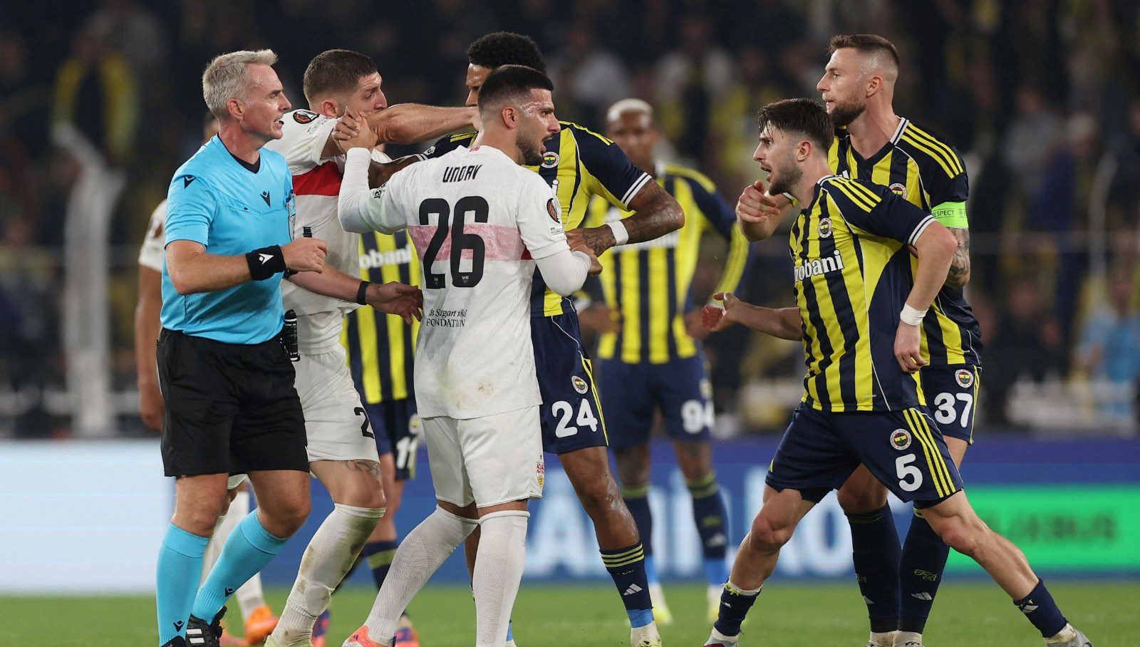 Spor yorumcuları, Fenerbahçe-Stuttgart maçı hakemini ağır şekilde eleştirdi.