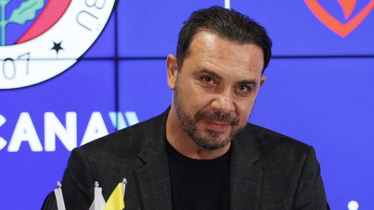 Fenerbahçe Kulübü'nde voleybol şube direktörlüğü görevine Soner Erdoğmuş getirildi.