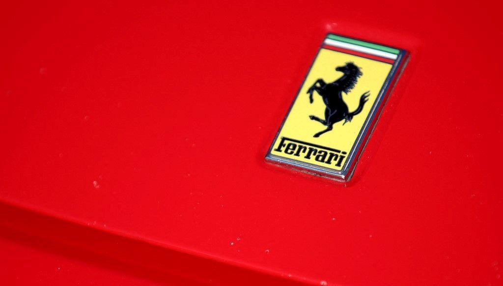 Ferrari, ilk elektrikli aracını tanıtırken elektrikli hedeflerinden vazgeçiyor.