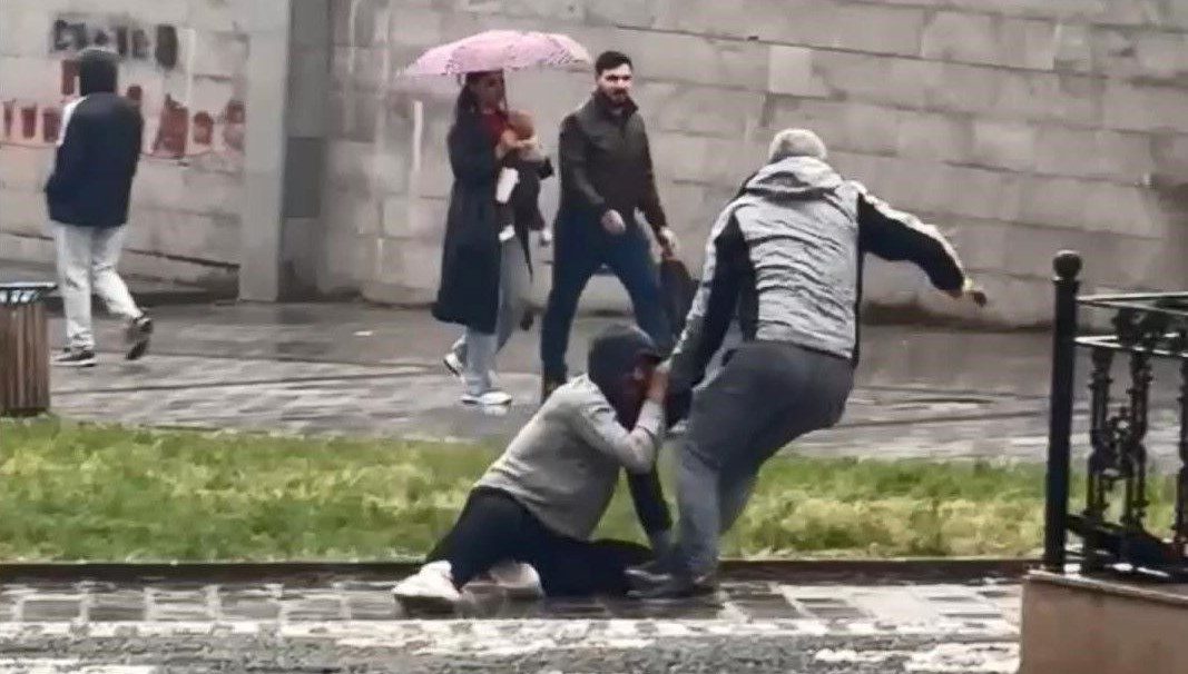 İstanbul Gaziosmanpaşa'da baba oğul uyuşturucu madde nedeniyle sokak ortasında kavga