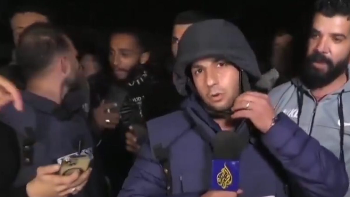 Gazze'de ateşkes duyurusunu yapan muhabir, üzerindeki çelek yeleği çıkardı ve
