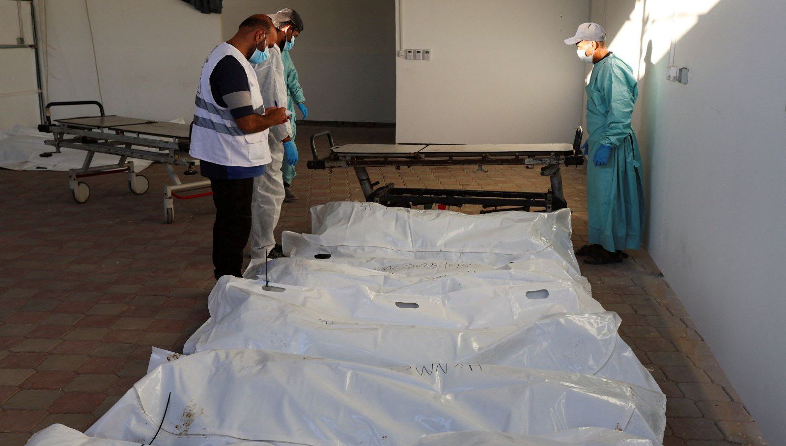 Gazze'de Sağlık Bakanlığı, İsrail tarafından, teslim edilen bazı cenazelerin çıplak, elleri