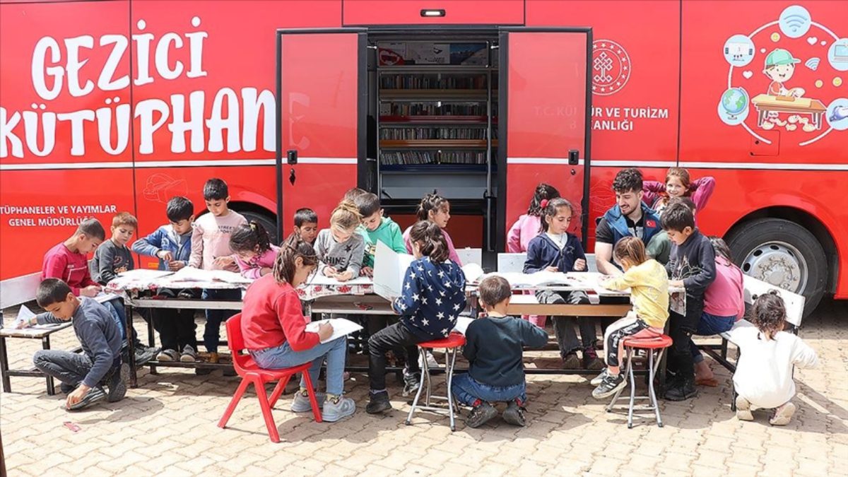 Kültür ve Turizm Bakanı Mehmet Nuri Ersoy, 78 gezici kütüphane