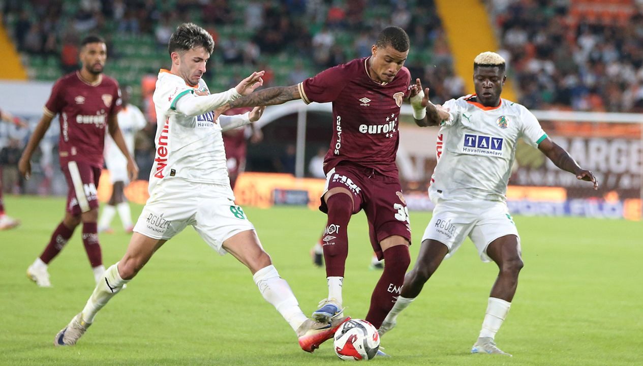 Alanyaspor, sahasında Göztepe’yi tek golle mağlup etti. Ev sahibi Alanyaspor