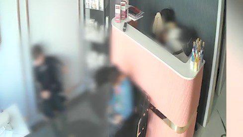 İstanbul'un Sultangazi ilçesindeki bir güzellik merkezine müşteri gibi giren kadın,