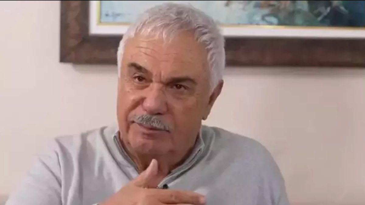 Yaprak Dökümü dizisinde birlikte rol aldığı Deniz Çakır'la bir dönem