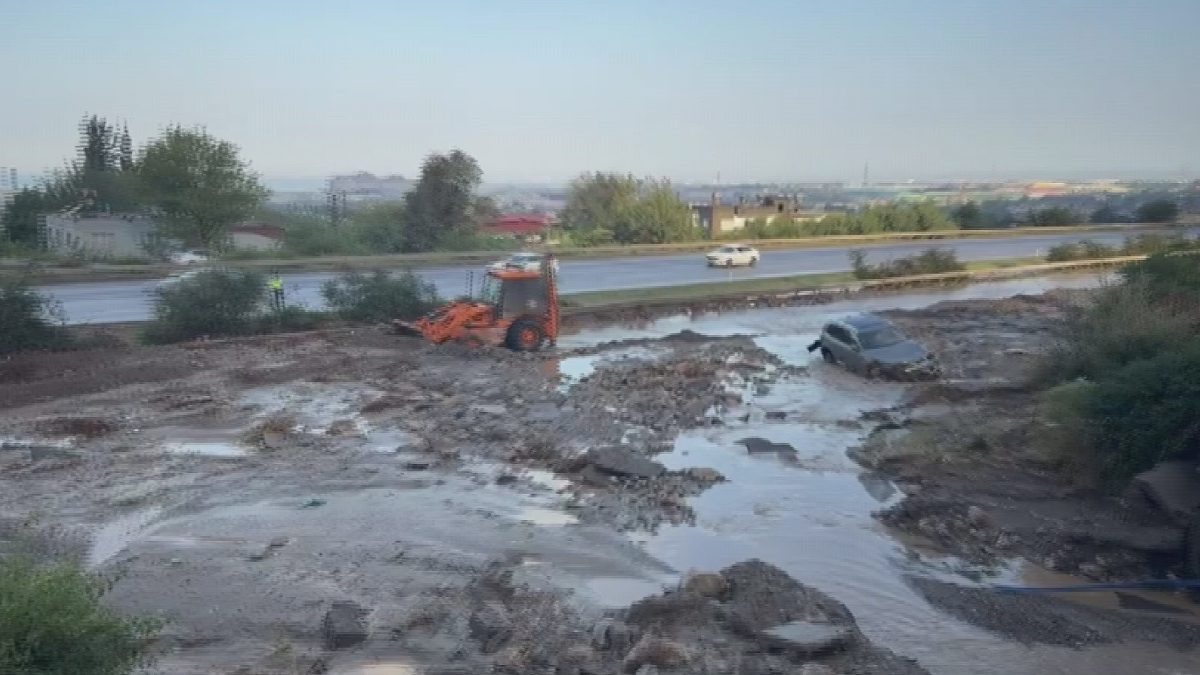 Toprakkale- İskenderun Otoyolu'nun Payas ilçesi tarafında yağışlı havanın ardından yaşanan
