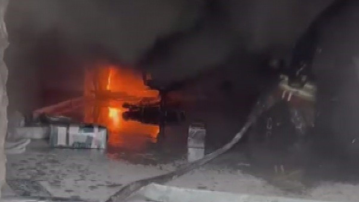 Antakya ilçesinde esnaf Mithat Uslu'ya ait beyaz eşya bayisinde çıkan