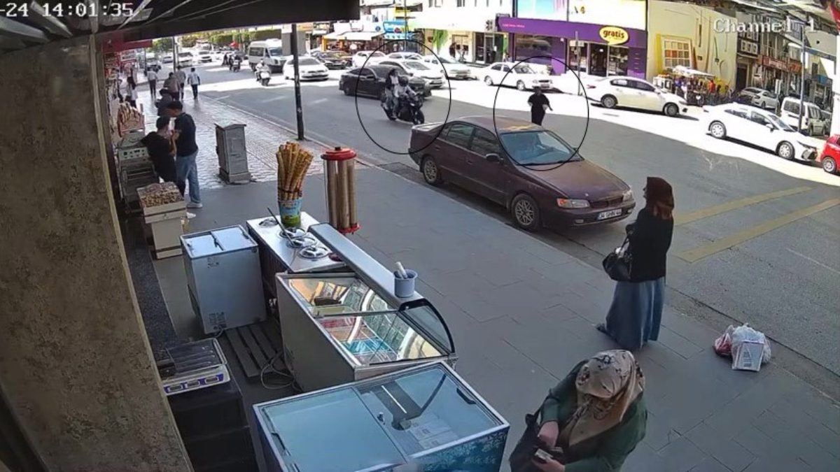 Dörtyol'da yaya geçidi olmayan noktadan karşıya geçmek isteyen kadına motosiklet