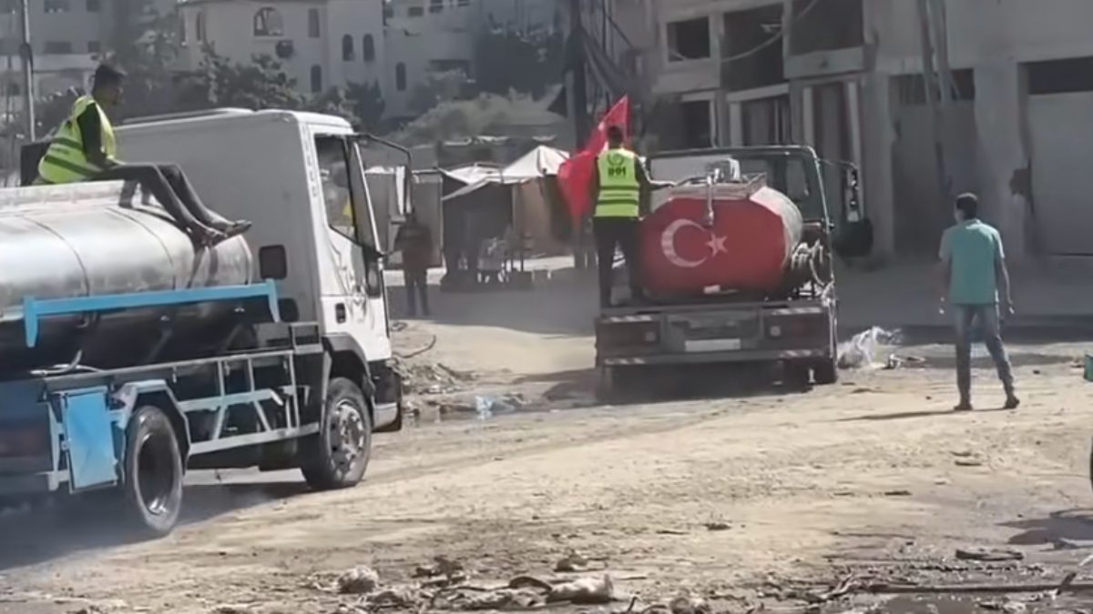Su krizinin yaşandığı Gazze'de İHH ekipleri, tankerlerle temiz su dağıttı.