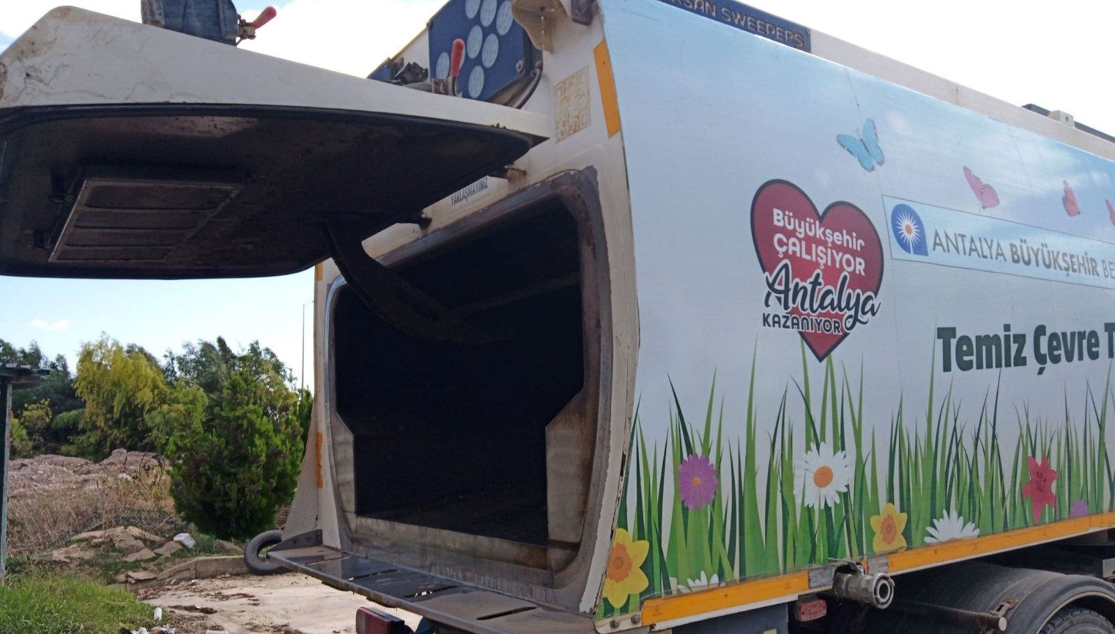 Antalya Büyükşehir Belediyesi'ne ve Finike Belediyesi'ne atıklarını çay kenarına dökmelerinden