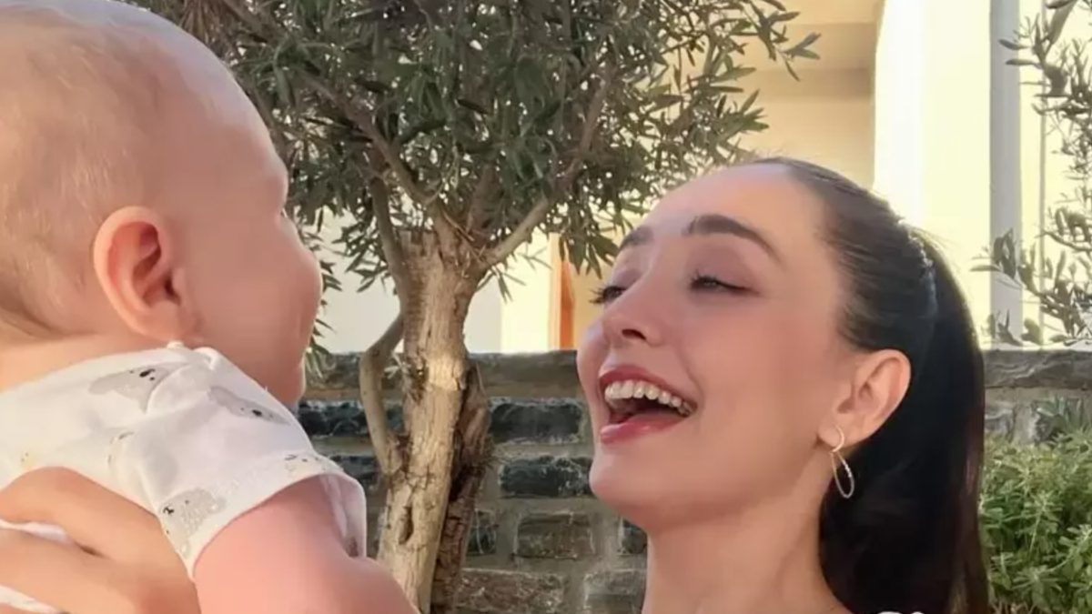 Kendisi gibi oyuncu olan Cansel Elçin ile mutlu bir evliliği