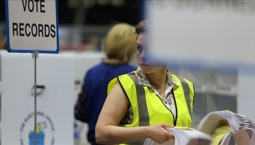 Eski İrlanda Cumhurbaşkanı Mary Robinson'ın 1997'de görevini Mary McAleese'ye devretmesiyle