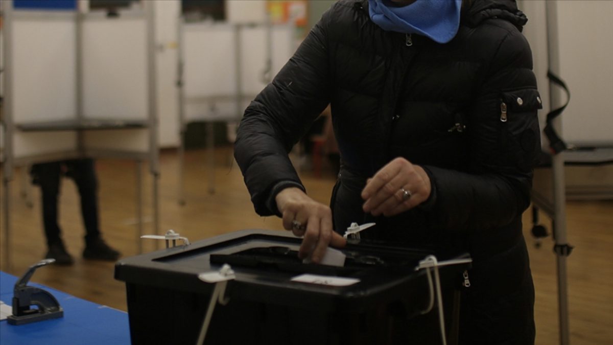 Yaklaşık 3,5 milyon seçmenin, ülkenin 10'uncu cumhurbaşkanını belirleyeceği seçimlerde oy