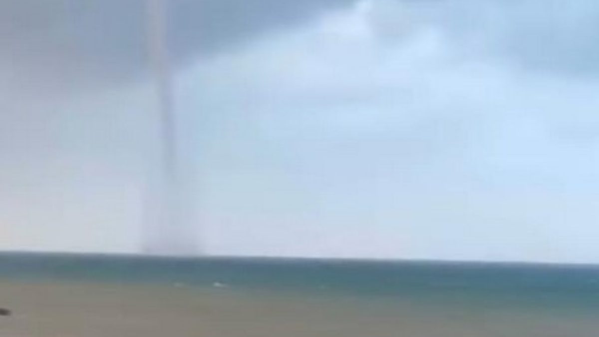 İskenderun Körfezi’nde deniz üzerinde oluşan hortum, vatandaşlar tarafından cep telefonu