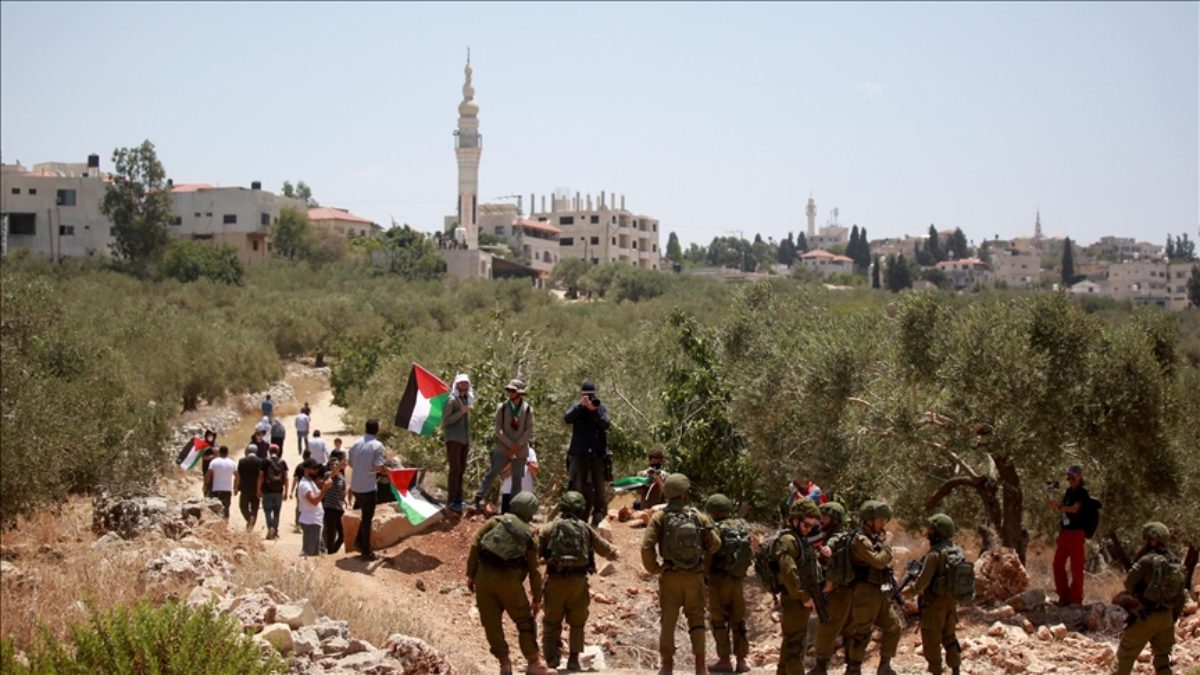 İşgal altındaki Batı Şeria'nın çeşitli kentlerinde Filistinlilere ait 5 ev