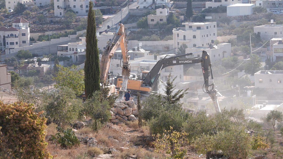 İsrail ordusu, işgal altındaki Batı Şeria'nın Ramallah kentinde "ruhsatsız" olduğu