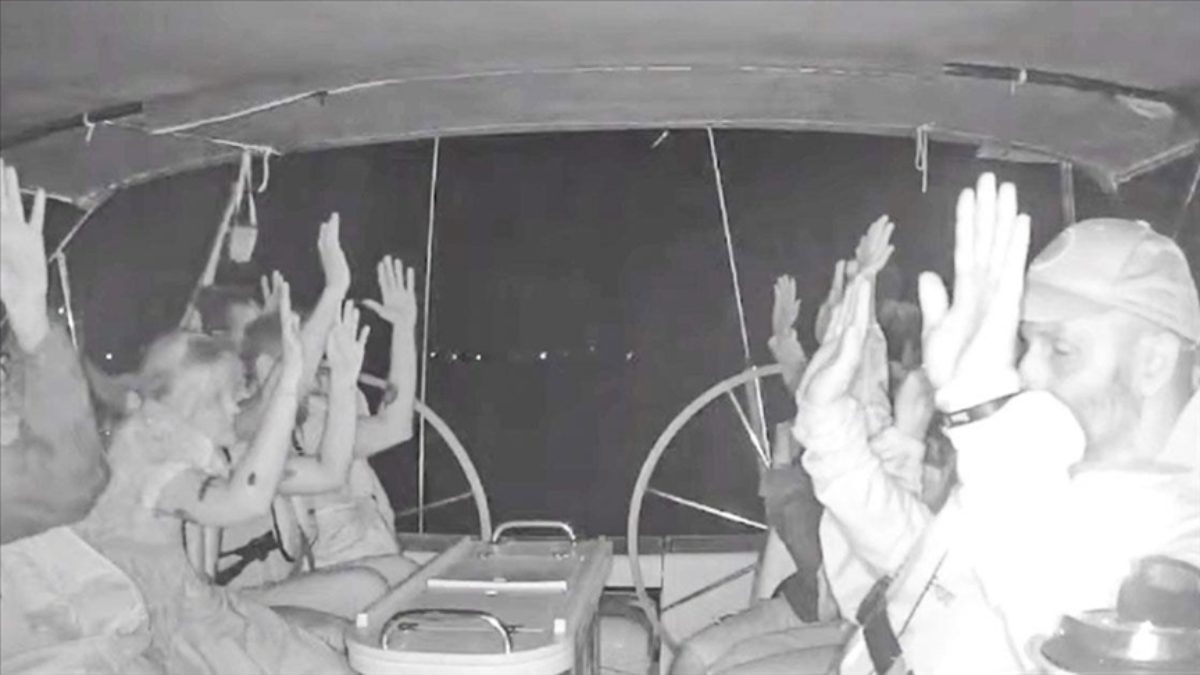 Küresel Sumud Filosu'nu kuşatan İsrail donanması unsurları gemilere saldırmayı sürdürüyor.