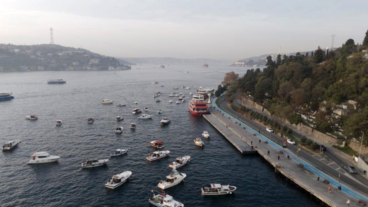 İstanbul Boğazı’nda sabahın erken saatlerinde kıyıya yakın teknelerde amatör balıkçılar