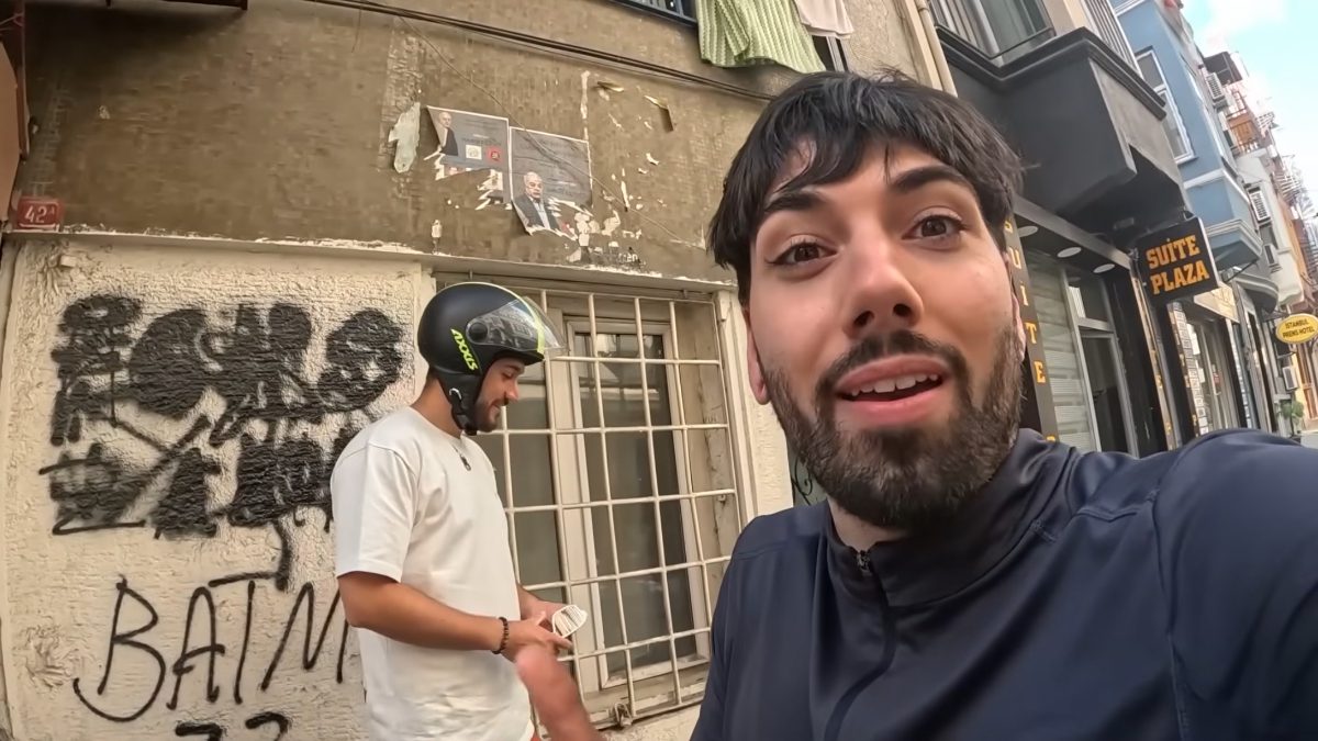 Beyoğlu'nda arkadaşıyla motosikletle yolda ilerleyen İspanyol Youtuber’ı darbeden 2 şüpheli,