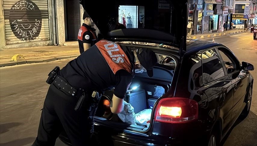 İstanbul'da "Huzur İstanbul" uygulamasında, bin 78 kişi gözaltına alındı. Toplam
