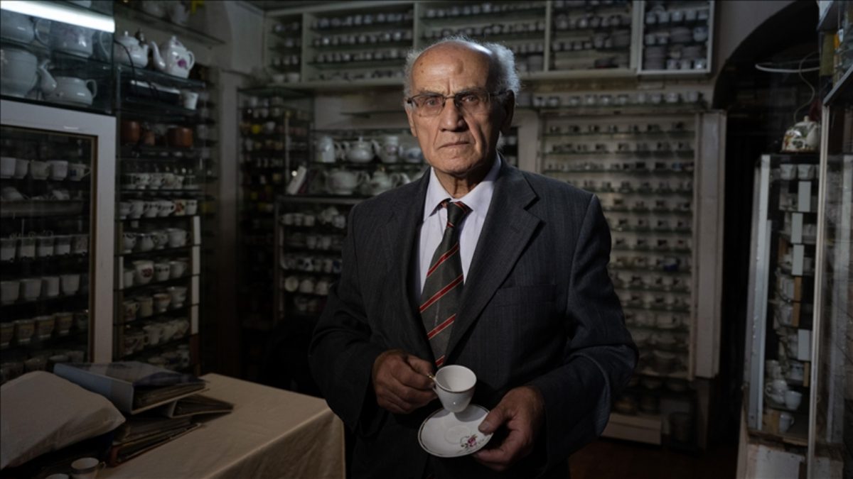 İstanbul’da yaşayan Ahmet Salman, yaklaşık 15 yıldır bitpazarlarından topladığı kahve