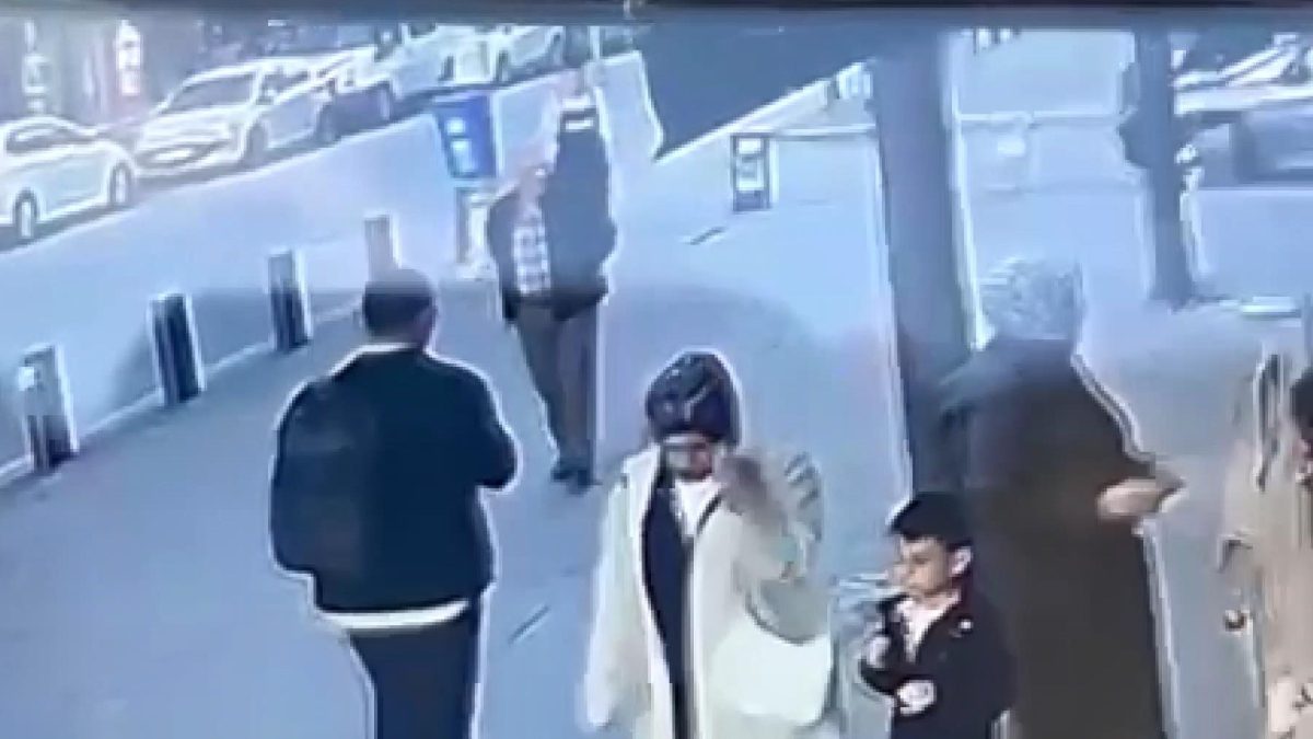 Sultangazi’de bir mağazaya müşteri olarak bir kadın ve kız çocuğu
