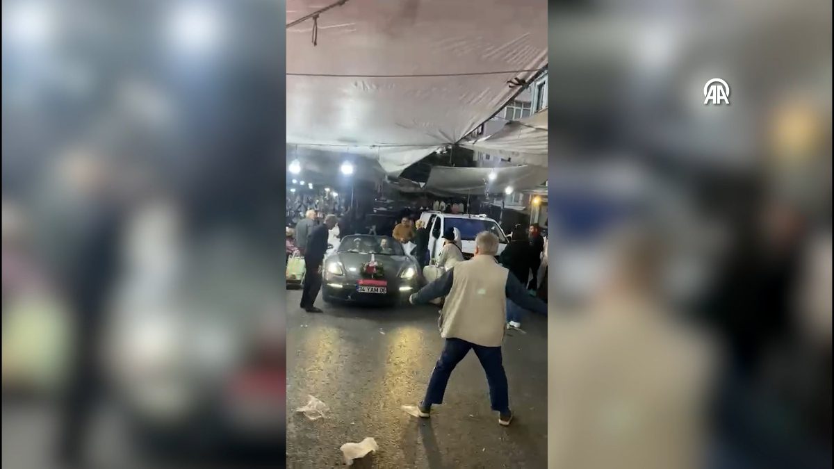 Fatih'te gelin arabasının şoför koltuğuna geçen damat yolu şaşırınca yanlışlıkla