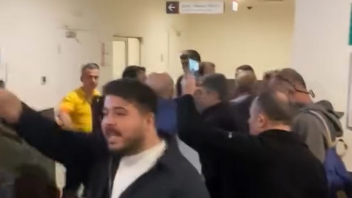 Okmeydanı Prof. Dr. Cemil Taşçıoğlu Hastanesi’nin Acil Servis bölümünde vatandaşlarla