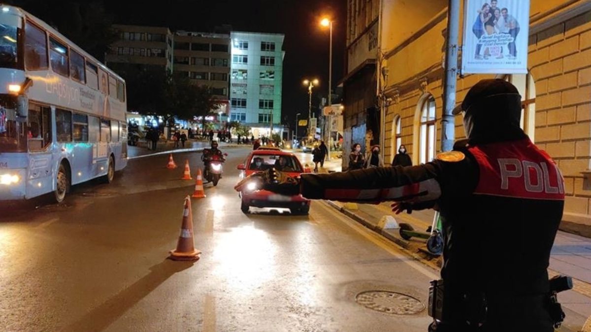 İstanbul'da gerçekleştirilen 'Huzur İstanbul' operasyonunda 909 kişi polis ekipleri tarafından