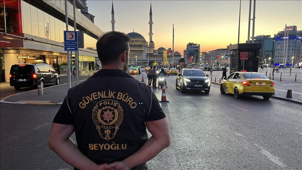 İstanbul'da polis ekiplerince gerçekleştirilen uygulamada, aralarında çeşitli suçlardan aranan 550