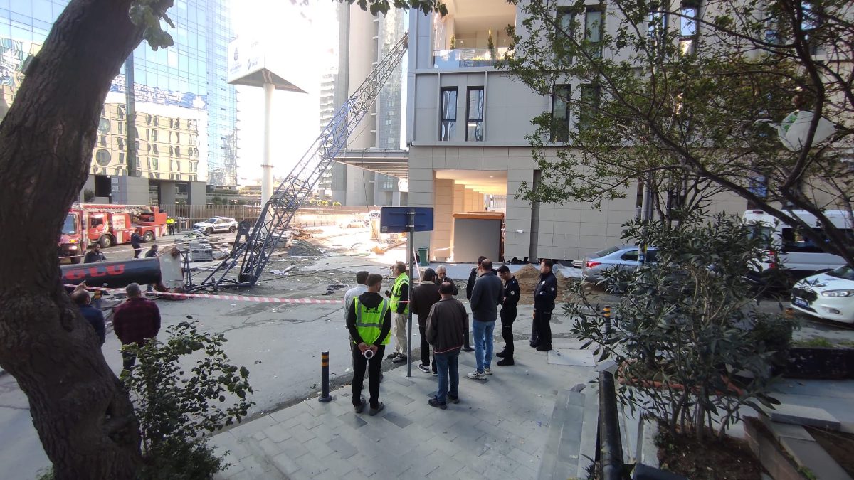 Şişli Mecidiyeköy'de rezidans inşaatında bulunan yaklaşık 50 metre yükseklikteki vinç
