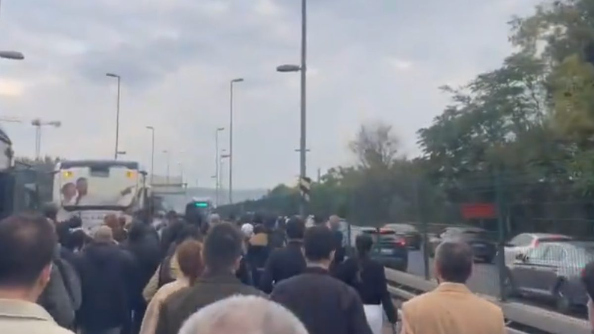 Burhaniye durağında metrobüs arızası nedeniyle birçok vatandaş yolda kaldı. İşe