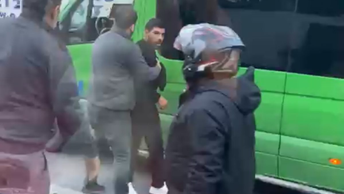 Kağıthane'de seyir halinde olan yolcu minibüsü şoförü, bir başka şoför