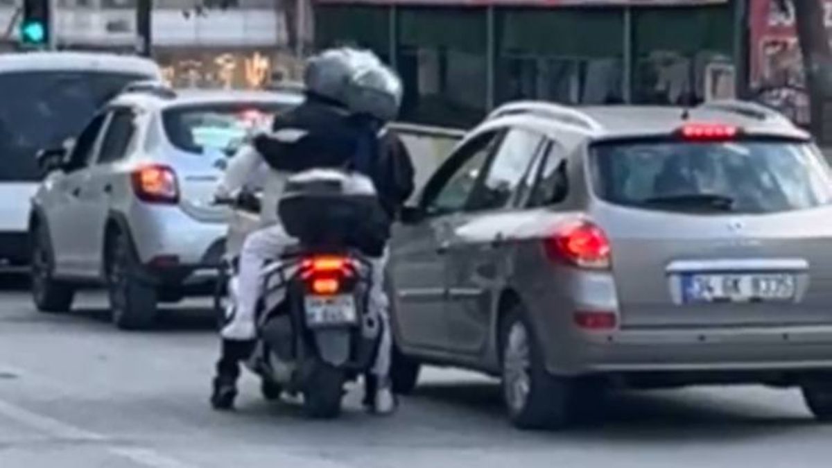 Sultangazi'de trafikte yaşanan ilk olayda motosiklet sürücüsü trafikte tartıştığı aracın