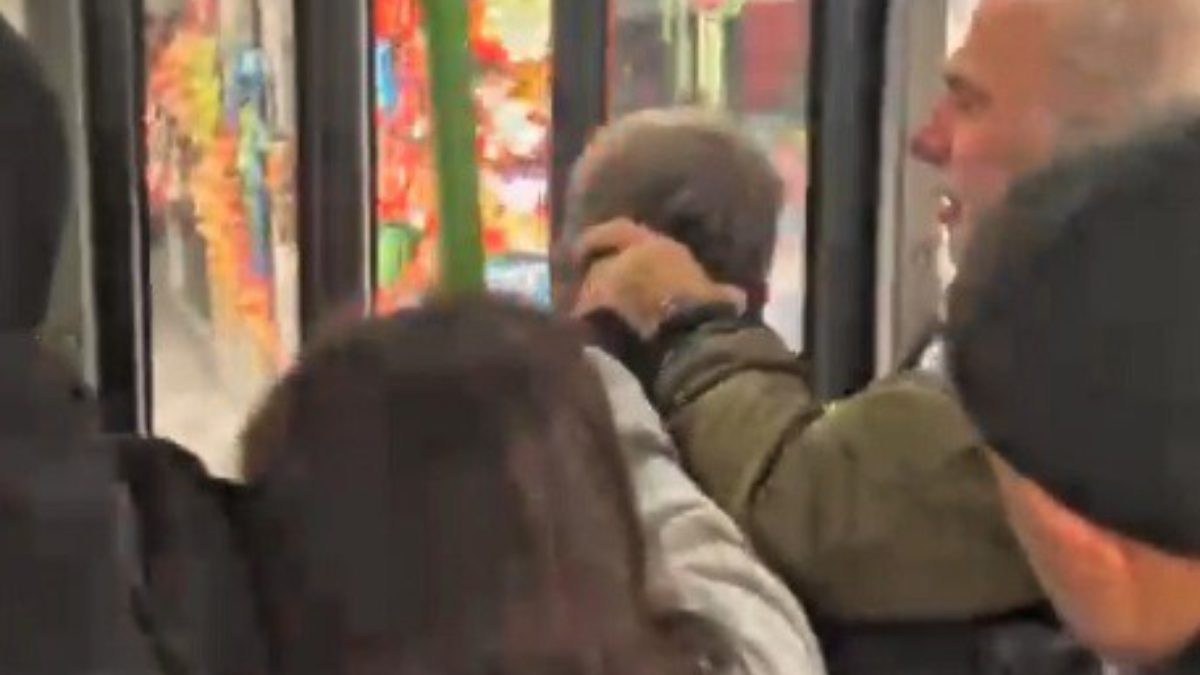 Pendik'te seyir halindeki özel halk otobüsünde 2 yolcu arasında çıkan